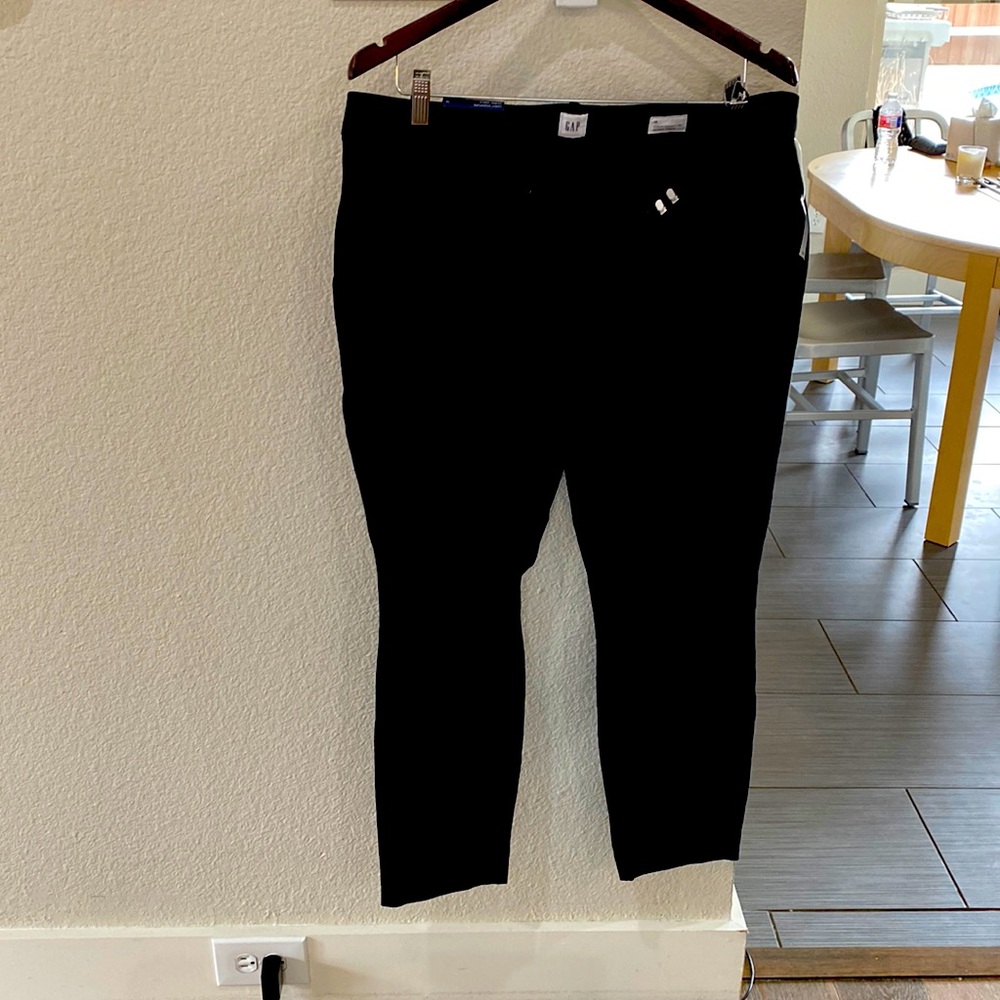 Black curvy signature skinny pant from Gap. Size 14. Brand new.